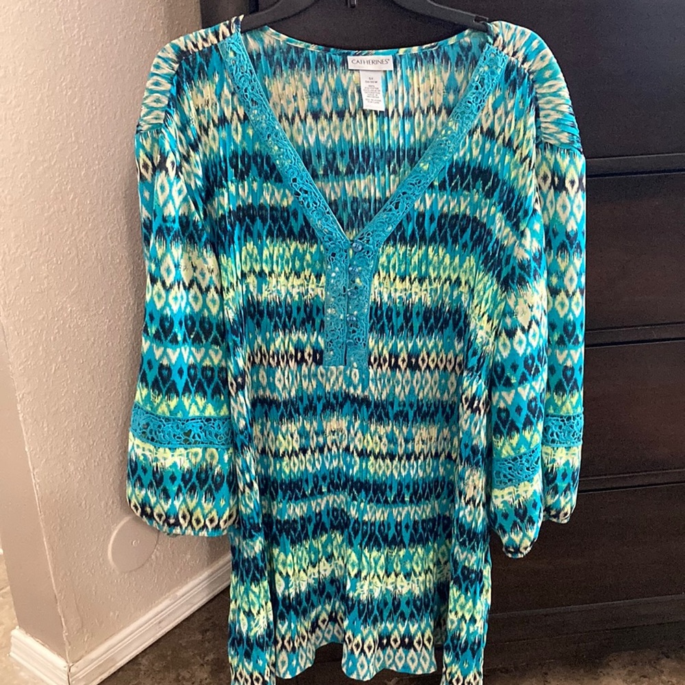 Catherine’s multi color top size 5x.